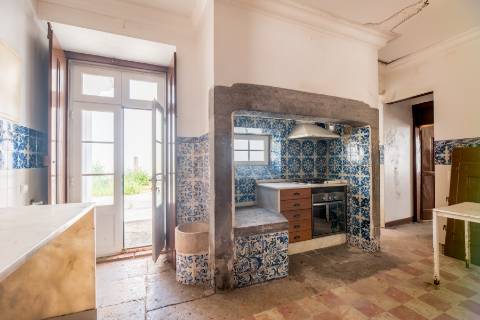 Casa senhorial com jardim privativo, para recuperar, com projecto aprovado, no centro histórico de Cascais