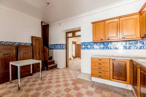 Casa senhorial com jardim privativo, para recuperar, com projecto aprovado, no centro histórico de Cascais