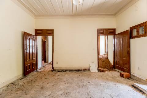 Casa senhorial com jardim privativo, para recuperar, com projecto aprovado, no centro histórico de Cascais