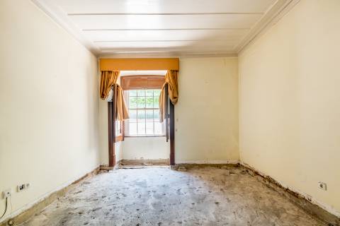 Casa senhorial com jardim privativo, para recuperar, com projecto aprovado, no centro histórico de Cascais