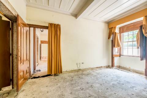 Casa senhorial com jardim privativo, para recuperar, com projecto aprovado, no centro histórico de Cascais