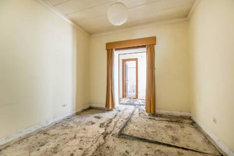 Casa senhorial com jardim privativo, para recuperar, com projecto aprovado, no centro histórico de Cascais