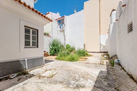 Casa senhorial com jardim privativo, para recuperar, com projecto aprovado, no centro histórico de Cascais