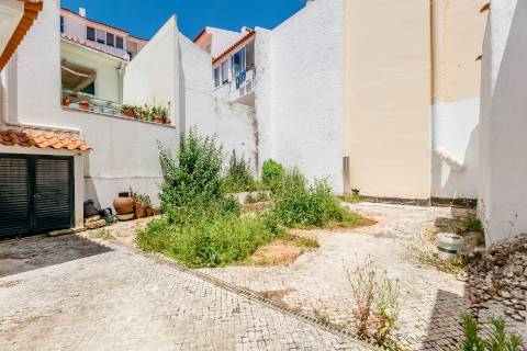 Casa senhorial com jardim privativo, para recuperar, com projecto aprovado, no centro histórico de Cascais