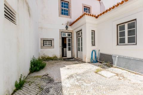 Casa senhorial com jardim privativo, para recuperar, com projecto aprovado, no centro histórico de Cascais
