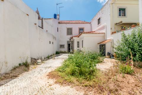 Casa senhorial com jardim privativo, para recuperar, com projecto aprovado, no centro histórico de Cascais