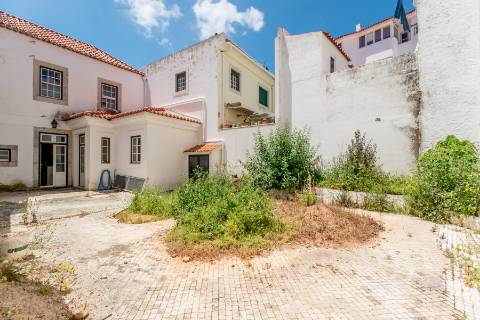 Casa senhorial com jardim privativo, para recuperar, com projecto aprovado, no centro histórico de Cascais