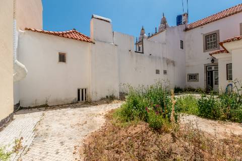 Casa senhorial com jardim privativo, para recuperar, com projecto aprovado, no centro histórico de Cascais