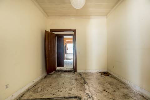 Casa senhorial com jardim privativo, para recuperar, com projecto aprovado, no centro histórico de Cascais