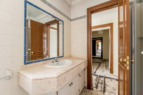 Casa senhorial com jardim privativo, para recuperar, com projecto aprovado, no centro histórico de Cascais