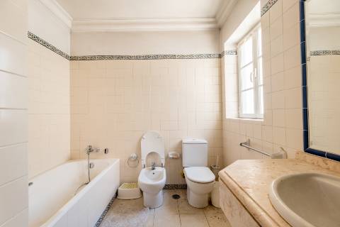 Casa senhorial com jardim privativo, para recuperar, com projecto aprovado, no centro histórico de Cascais