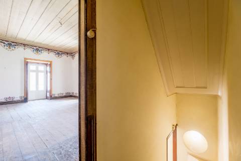 Casa senhorial com jardim privativo, para recuperar, com projecto aprovado, no centro histórico de Cascais