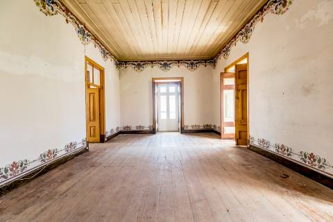 Casa senhorial com jardim privativo, para recuperar, com projecto aprovado, no centro histórico de Cascais