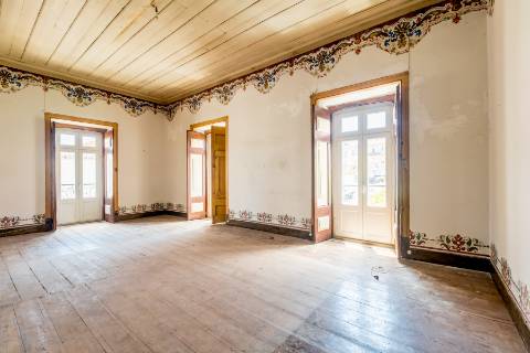 Casa senhorial com jardim privativo, para recuperar, com projecto aprovado, no centro histórico de Cascais