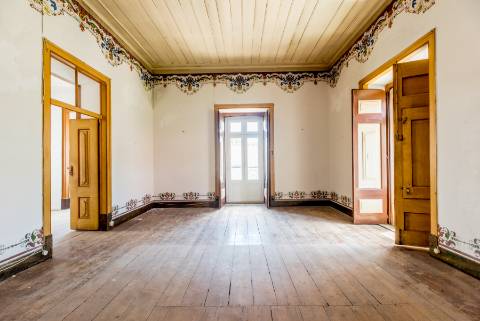 Casa senhorial com jardim privativo, para recuperar, com projecto aprovado, no centro histórico de Cascais