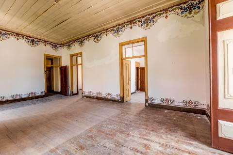 Casa senhorial com jardim privativo, para recuperar, com projecto aprovado, no centro histórico de Cascais