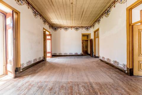 Casa senhorial com jardim privativo, para recuperar, com projecto aprovado, no centro histórico de Cascais