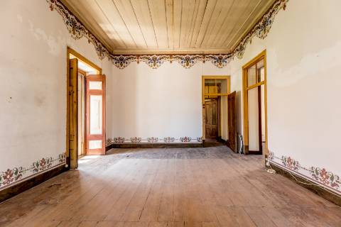 Casa senhorial com jardim privativo, para recuperar, com projecto aprovado, no centro histórico de Cascais