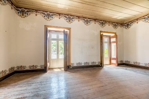 Casa senhorial com jardim privativo, para recuperar, com projecto aprovado, no centro histórico de Cascais