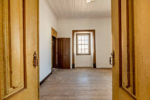 Casa senhorial com jardim privativo, para recuperar, com projecto aprovado, no centro histórico de Cascais