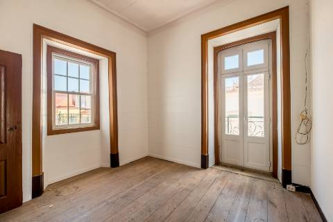 Casa senhorial com jardim privativo, para recuperar, com projecto aprovado, no centro histórico de Cascais