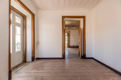 Casa senhorial com jardim privativo, para recuperar, com projecto aprovado, no centro histórico de Cascais