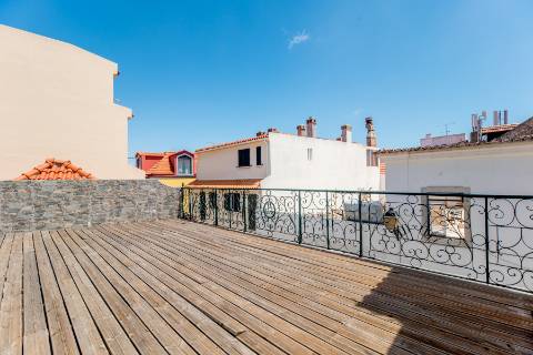 Casa senhorial com jardim privativo, para recuperar, com projecto aprovado, no centro histórico de Cascais