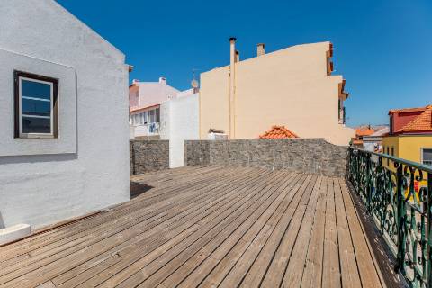 Casa senhorial com jardim privativo, para recuperar, com projecto aprovado, no centro histórico de Cascais