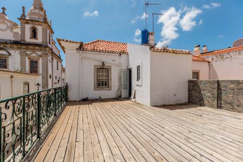 Casa senhorial com jardim privativo, para recuperar, com projecto aprovado, no centro histórico de Cascais