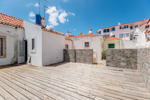 Casa senhorial com jardim privativo, para recuperar, com projecto aprovado, no centro histórico de Cascais