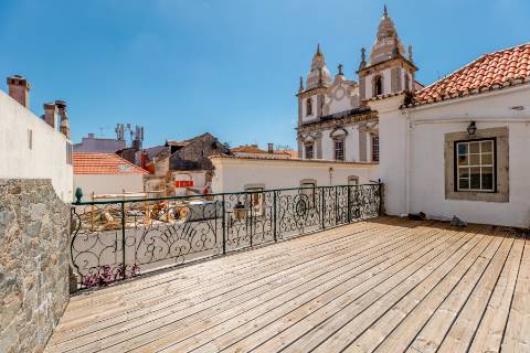 Casa senhorial com jardim privativo, para recuperar, com projecto aprovado, no centro histórico de Cascais