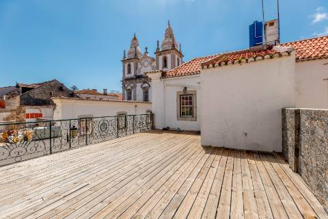 Casa senhorial com jardim privativo, para recuperar, com projecto aprovado, no centro histórico de Cascais