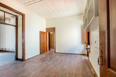 Casa senhorial com jardim privativo, para recuperar, com projecto aprovado, no centro histórico de Cascais