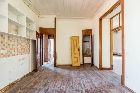 Casa senhorial com jardim privativo, para recuperar, com projecto aprovado, no centro histórico de Cascais