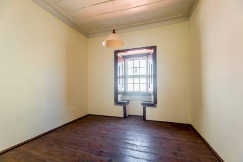 Casa senhorial com jardim privativo, para recuperar, com projecto aprovado, no centro histórico de Cascais