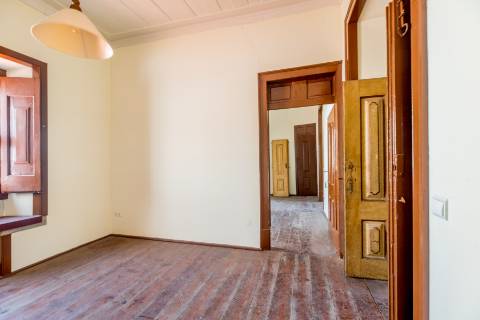 Casa senhorial com jardim privativo, para recuperar, com projecto aprovado, no centro histórico de Cascais