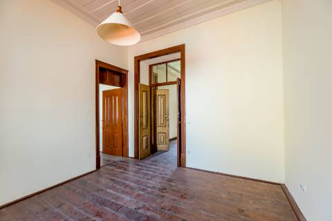 Casa senhorial com jardim privativo, para recuperar, com projecto aprovado, no centro histórico de Cascais