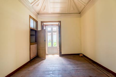 Casa senhorial com jardim privativo, para recuperar, com projecto aprovado, no centro histórico de Cascais