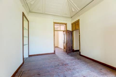 Casa senhorial com jardim privativo, para recuperar, com projecto aprovado, no centro histórico de Cascais