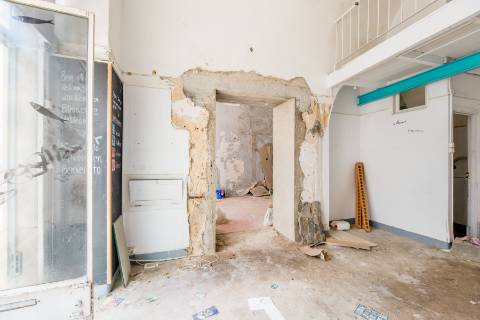 Casa senhorial com jardim privativo, para recuperar, com projecto aprovado, no centro histórico de Cascais