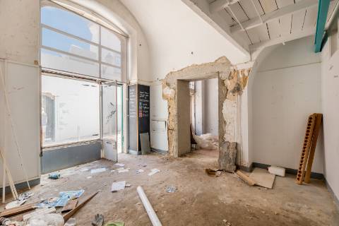 Casa senhorial com jardim privativo, para recuperar, com projecto aprovado, no centro histórico de Cascais