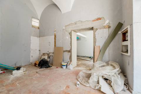 Casa senhorial com jardim privativo, para recuperar, com projecto aprovado, no centro histórico de Cascais