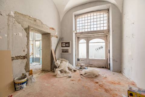 Casa senhorial com jardim privativo, para recuperar, com projecto aprovado, no centro histórico de Cascais