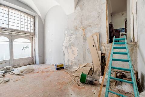 Casa senhorial com jardim privativo, para recuperar, com projecto aprovado, no centro histórico de Cascais