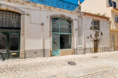 Casa senhorial com jardim privativo, para recuperar, com projecto aprovado, no centro histórico de Cascais