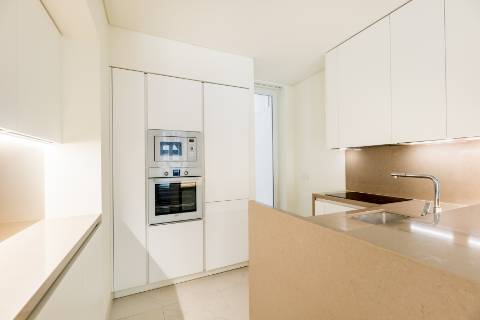 Apartamento T2 com jardim privativo, no Saldanha