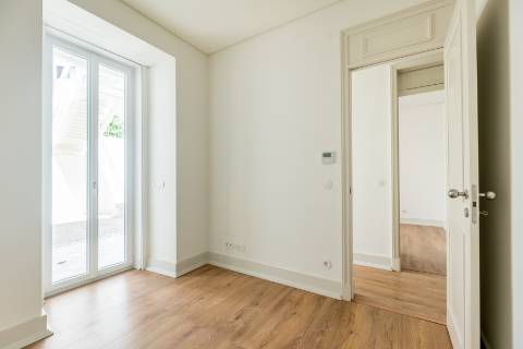 Apartamento T2 com jardim privativo, no Saldanha