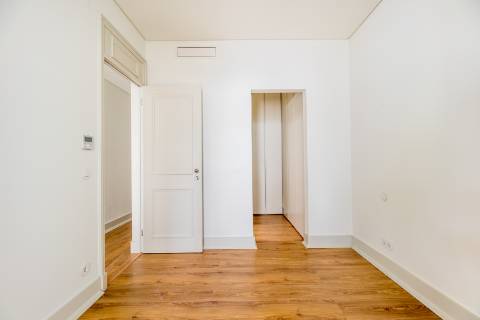 Apartamento T2 com jardim privativo, no Saldanha