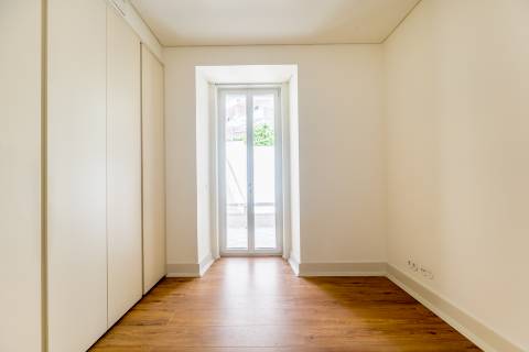 Apartamento T2 com jardim privativo, no Saldanha