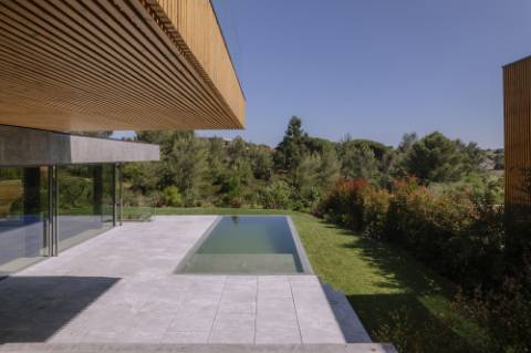 Moradia T4 com jardim e piscina em Cascais